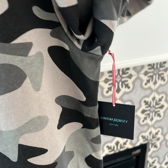 RARE NWT Cynthia Rowley Camo Puff Sleeve sweater sweatshirt top M - Picture 3 of 4